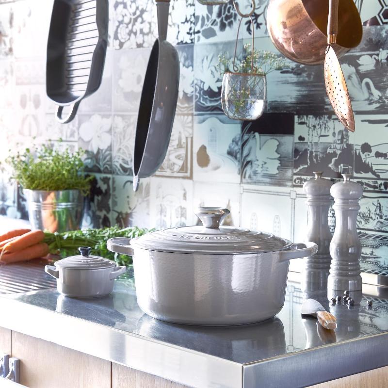 Чугунная посуда Le Creuset жемчужно-серого цвета