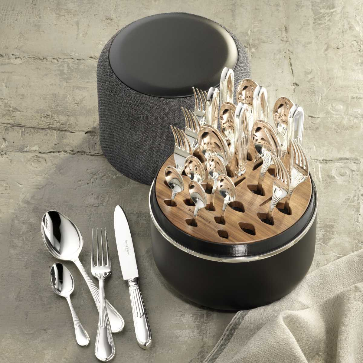 Robbe & Berking Belvedere 150 g The box includes a 24-piece menu cutlery set