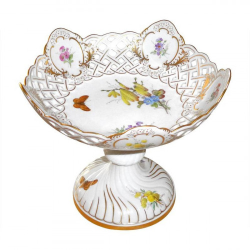 Meissen Neuer Ausschnitt - Blume naturalistisch bunt mit Schmetterling Schaal op voet met doorbraak h: 18 cm / d: 16 cm